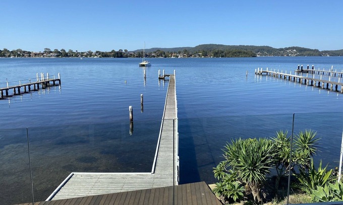 Point Clare House | Peaceful Waterfront house Great View Private Jetty