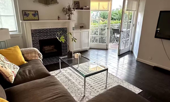 West Hollywood Condo | Peaceful West Hollywood Gem
