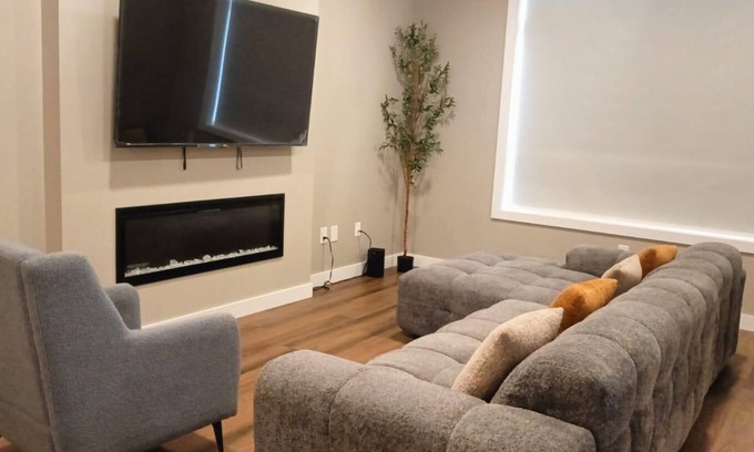 Northwest Edmonton House | Peaceful| Wifi| TV| Long Stays| Family Friendly
