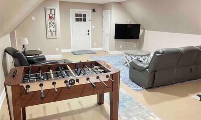 Sanford House | Peaceful Woods Getaway – Spacious Upper Flat