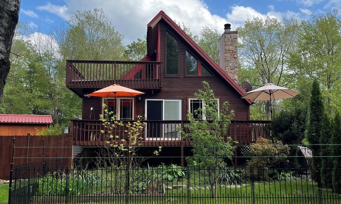 Briar Crest Woods House | Peaceful Zen Lakeside Getaway Game Room Fire Pit Fenced Yard Autumn Serenity