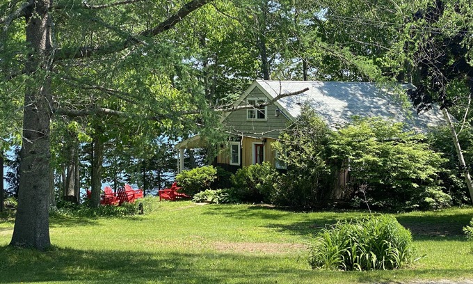 Cushing House | Peacefull house on the water