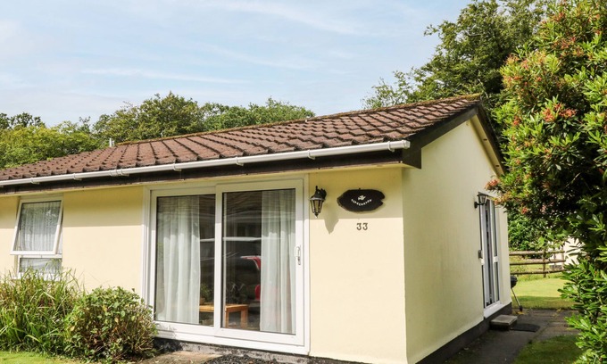 Liskeard Cottage | PEACEHAVEN, pet friendly, with a garden in Liskeard