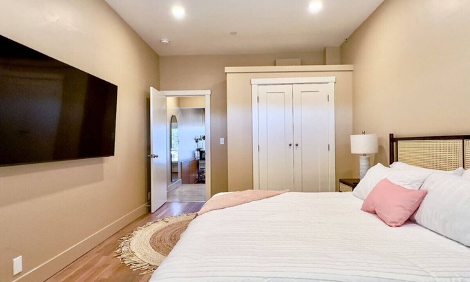 Medford Hotel | Peach Street Inn | Suite 3 | King Bed