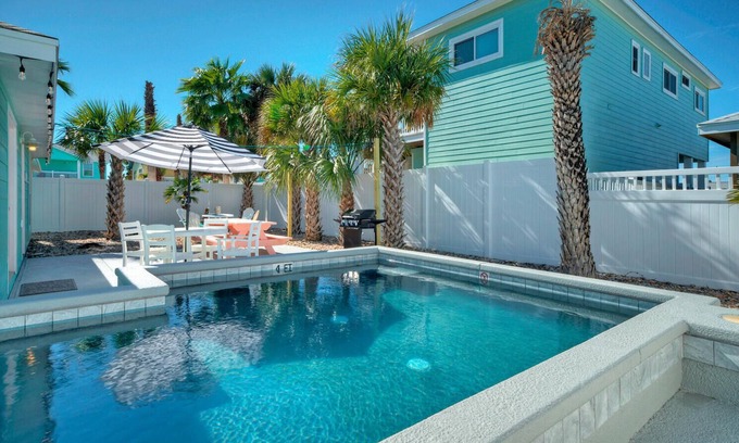 Safe Harbor House | Peachy Palm by AvantStay | Huge Private Pool!