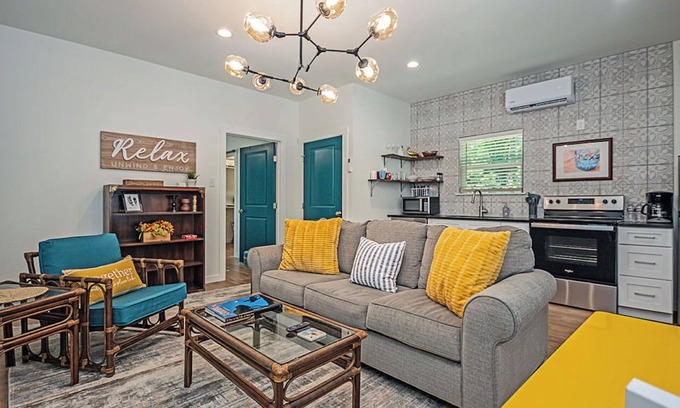 Nacogdoches Cottage | Peacock Cottage/3 blks to downtown Nac/King Bed/WiFi/Covered Parking