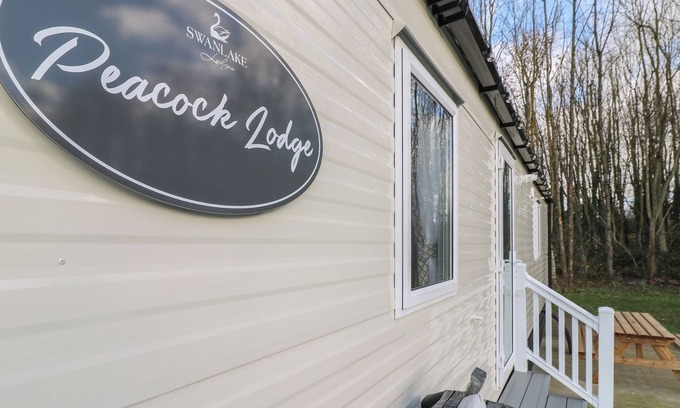 Swannington Cottage | PEACOCK LODGE, family friendly, with hot tub in Coalville