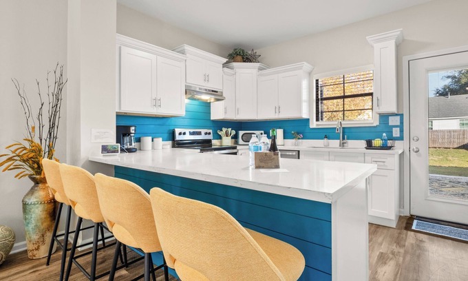 Lake Charles House | Peacock Palace Townhome - Near Casinos & Golf - Sleeps 8