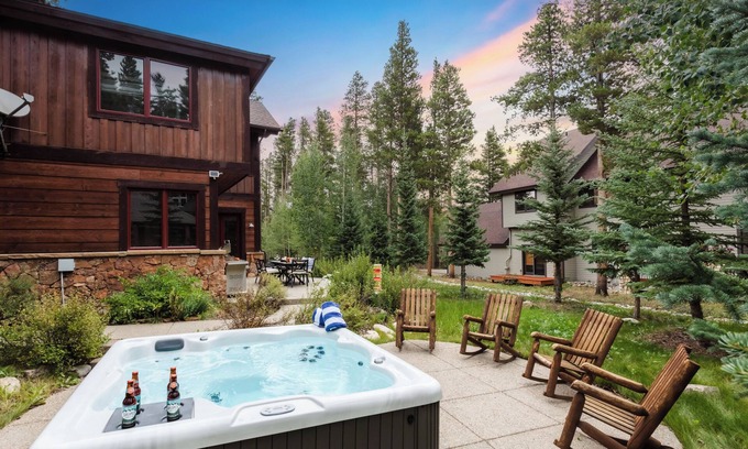 Christie Heights House | Peak 8 by AvantStay | Spacious Modern Cabin w/Hot Tub & Views