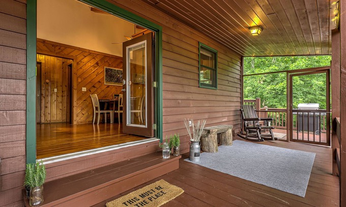 Mineral Bluff Cabin | Peak-a-Blue: Hottub Movies/Mtn View/Bigfoot Bunker Game Rm/Big Deck/Fire Pit