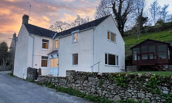 Bonsall Cottage | Peak District Cottage for Family of 6 and Pet-Friendly in the countryside