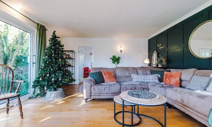 Buxton House | Peak retreat, sleeps 12 - fun, fires & friends