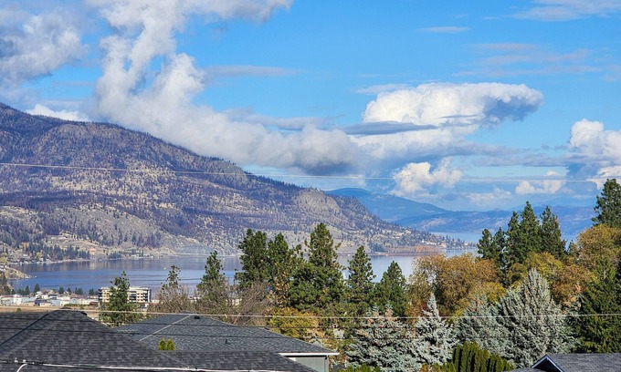 Central Okanagan Apartment | Peaks & Vines Lakeview Hideaway – Relax and Restore