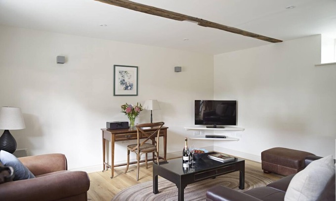 Thatcham Cottage | Pear Tree Cottage at Manor Farm Courtyard Cottage