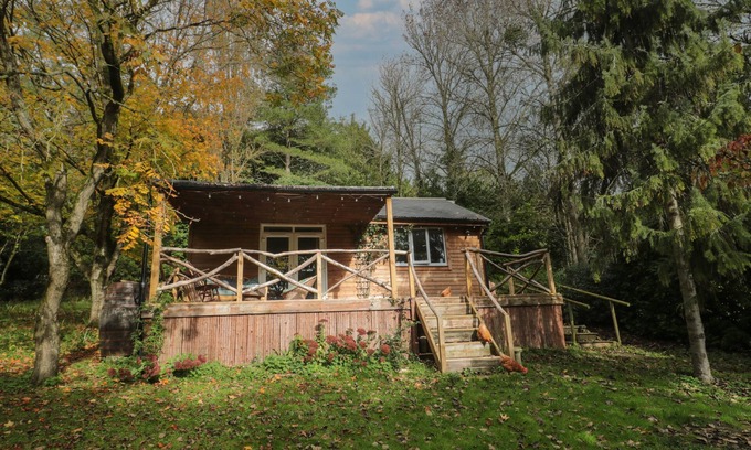 Langport Cottage | PEAR TREE LODGE, pet friendly, with open fire in Langport