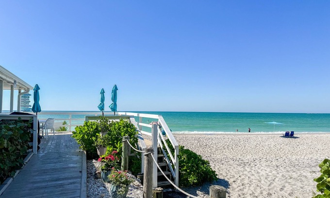 Englewood Hotel | Pearl Beach Inn