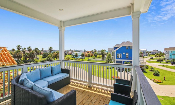 Pirates Beach West House | Pearl of the Sea | Luxurious Home, Steps to Beach!