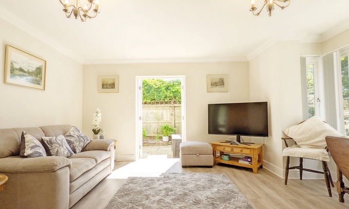 Southbourne Cottage | Pears Grove - Southbourne - a family house that sleeps 6 guests in 3 bedrooms