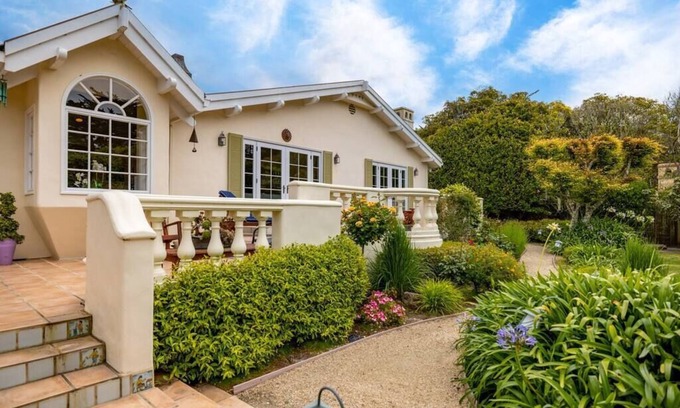Del Monte Forest House | Pebble Beach Sweet Pea Generator/2 min walk to beach