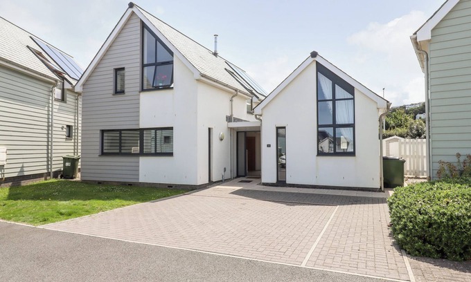 Westleigh Cottage | PEBBLE RIDGE VIEW, pet friendly, with hot tub in Westward Ho!