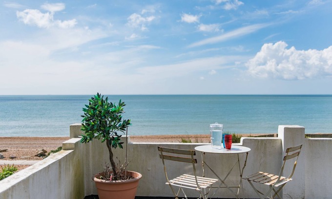 Folkestone Cabin | Pebbles by Bloom Stays - sleeps 2 with the most amazing sea views!