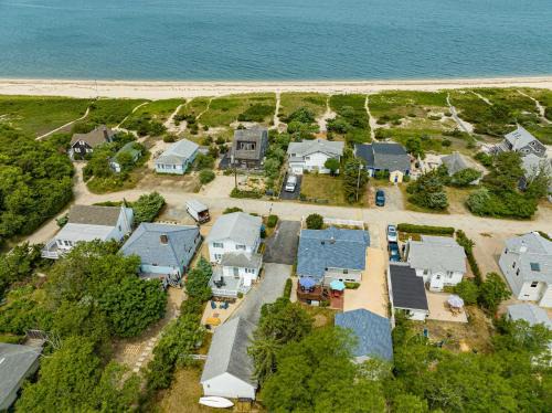 Peconic House | Peconic Sound Beach Home: Backyard & Vineyards