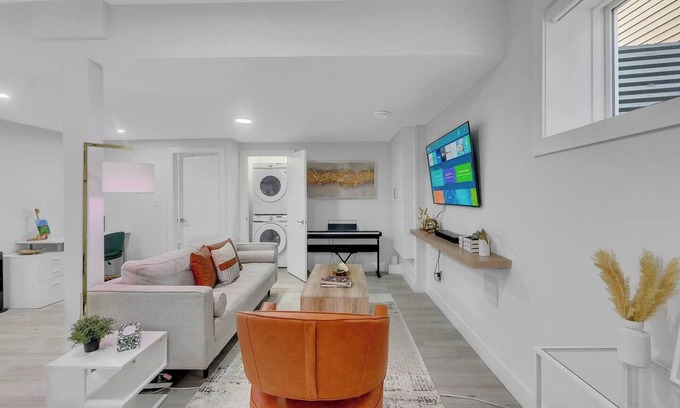 Southwest Edmonton Apartment | Pedro - Stylish & Modern Basement Suite: Sleeps 4