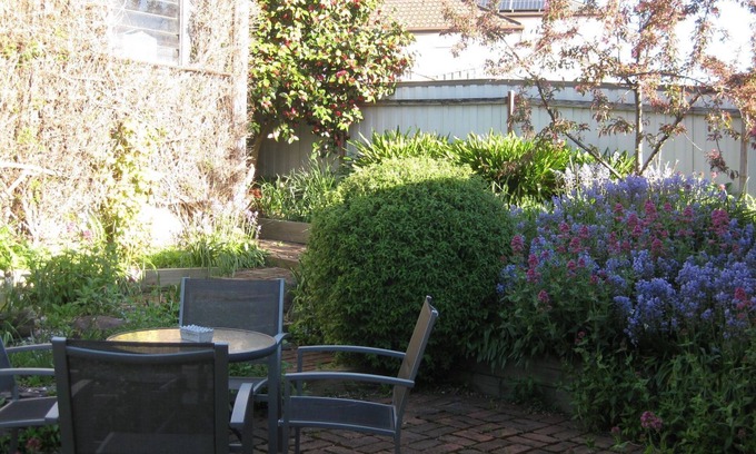 Golden Point House | Peel Cottage Bed & Breakfast