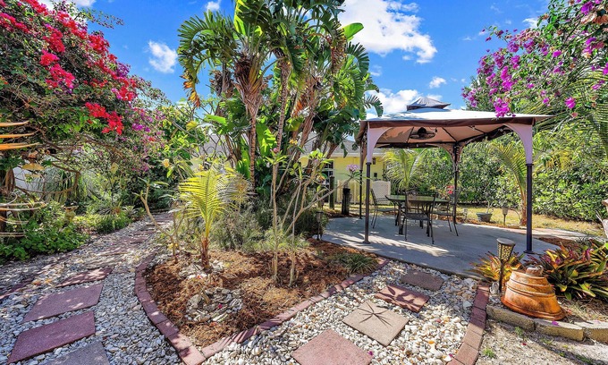 Hobe Sound House | Peggy's Retreat - Bougainvillea Cottage