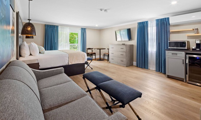 West Dennis Hotel | Pelham on Main
