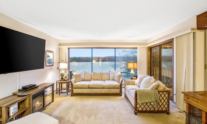 Lake Ozark Apartment | Pelican Bay Getaway