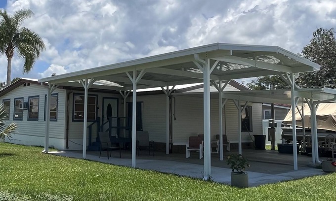 Okeechobee House | Pelican Cove Fishing / Vacation Rental with Private Boat Dock