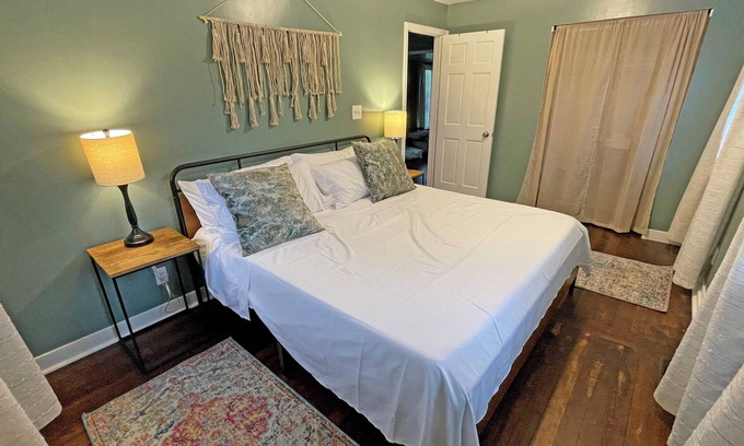 Spring Grove Cottage | Pelican LakeHouse w/boat slip & sauna - sleeps 4