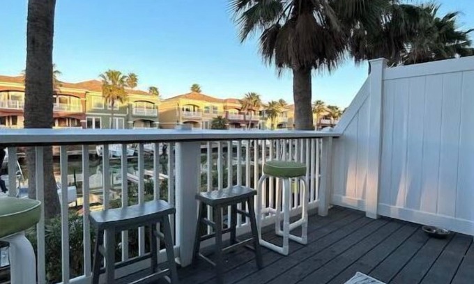Laguna Vista House | Pelican Pete's Boathouse at South Padre Island Golf Club - Pet Friendly!