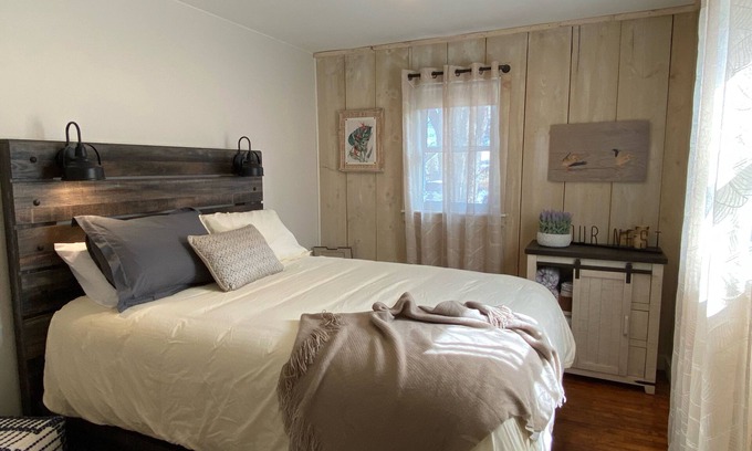 Kingsville Cottage | Pelican Place ❤️ WALK EVERYWHERE! nYour home away from home.