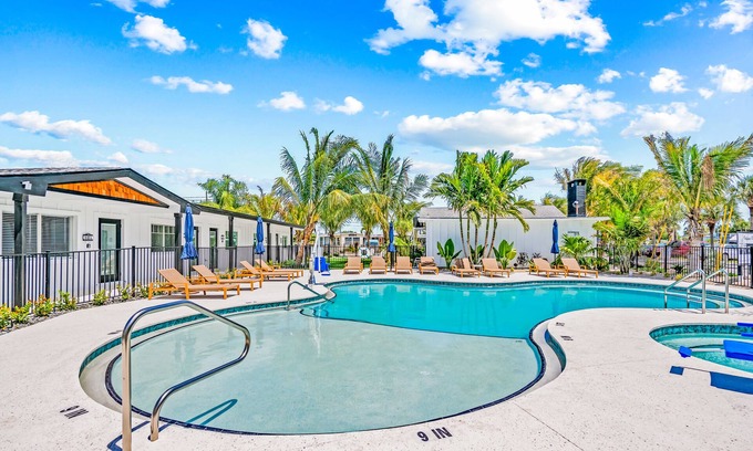 Bradenton Beach Apartment | Pelican Post at Anna Maria Island Inn
