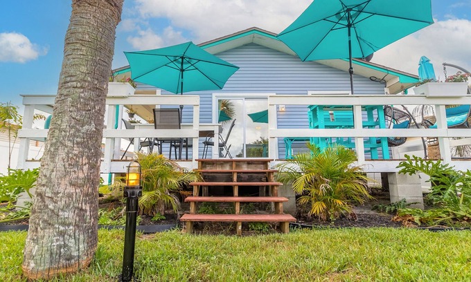 South Waterfront Park House | Pelican's Canal House- Bring your Boat and Dog!