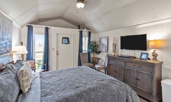 Oil City Apartment | Pelican's Nest~Caddo Lake Cabin 3 with Kayaks! Caddo Lake Cabins, Oil City, La.