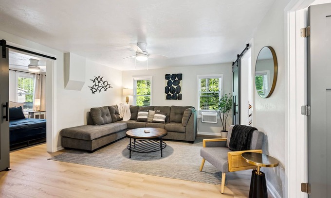 Sturgeon Bay House | Pelican's Rock: Walk to Downtown + Fire Pit + Luxury shower + Gourmet Kitchen