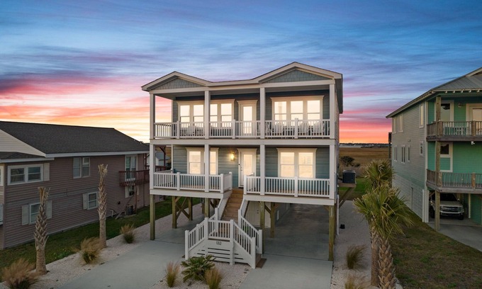 Long Beach House | Pelican's Watch - NEW + QUIET Caswell Beach Getaway.