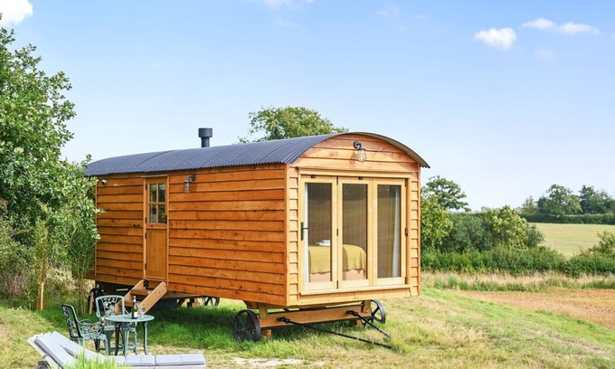 Rye Cabin | Pelsham View - sleeps 2 guests in 1 bedroom