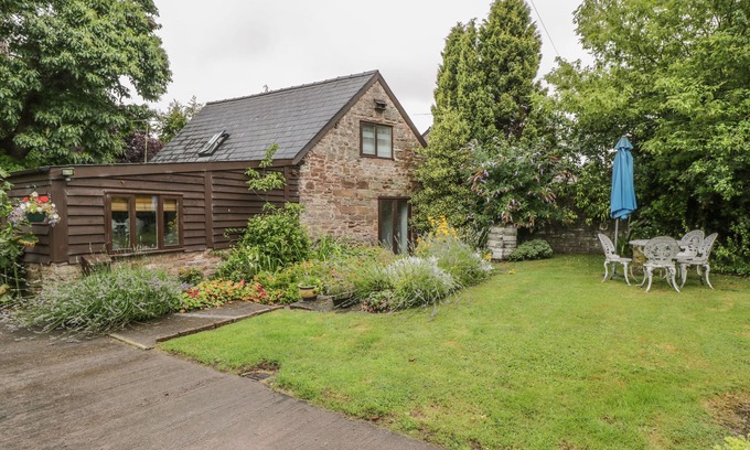Welsh Newton Cottage | PEMBRIDGE COTTAGE, pet friendly, with a garden in Welsh Newton