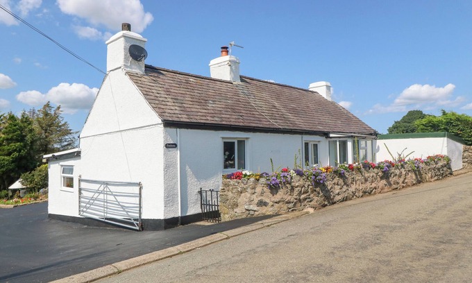 Llanddaniel Fab Cottage | PEN BONC, pet friendly, with a garden in Llanddaniel Near Gaerwen