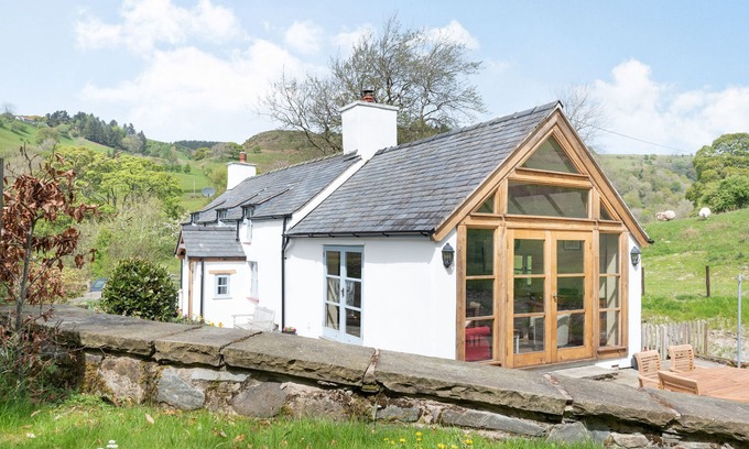 Llangollen Cottage | PEN Y BONT, pet friendly, character holiday cottage in Glyn Ceiriog