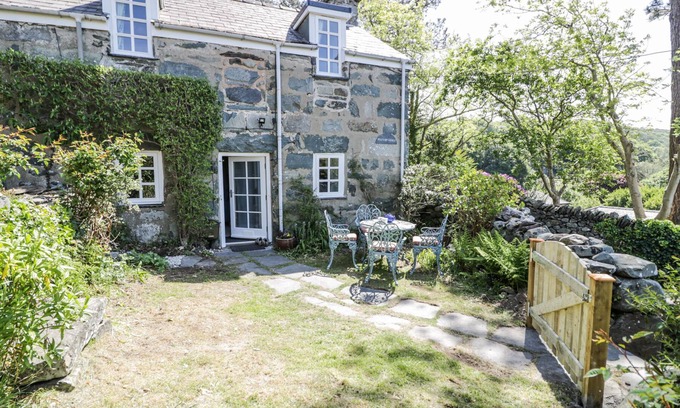 Harlech Cottage | PEN Y BRYN BACH, pet friendly, country holiday cottage in Harlech