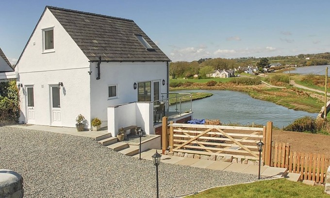 Pentraeth Cottage | PEN Y PRYS, family friendly, country holiday cottage in Red Wharf Bay