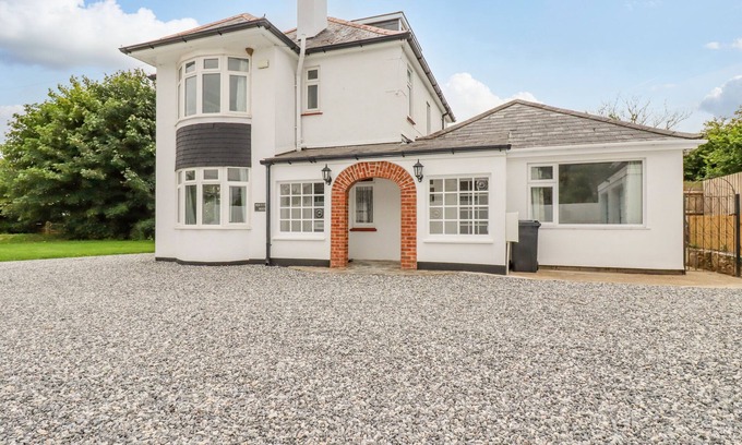 Summercourt Cottage | PEN-Y-THON HOUSE, pet friendly, with hot tub in Summercourt