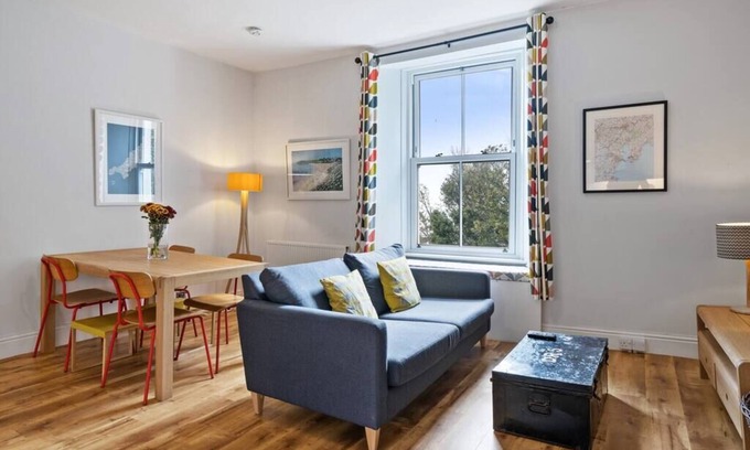 Maenporth Apartment | Pendennis - Bright Victorian flat, sea views, close to beach