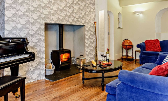 Maenporth Cottage | PENDENNIS HOUSE, pet friendly, character holiday cottage in Falmouth