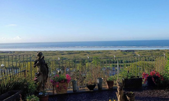 Pendine House | Pendine Sands Getaway-Cosy 2 bed with sea views